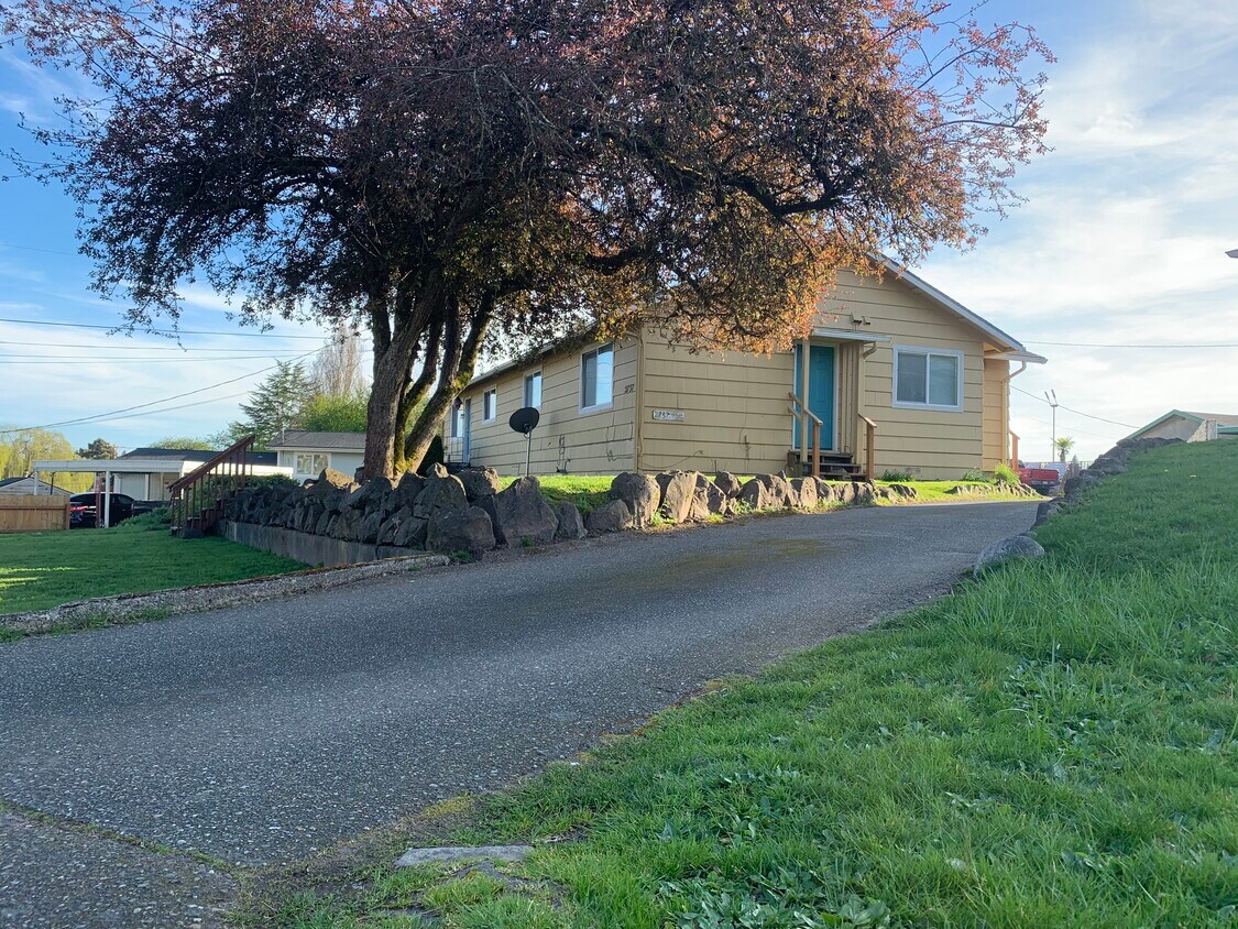 Primary Photo - 2737 Hefner Ave
