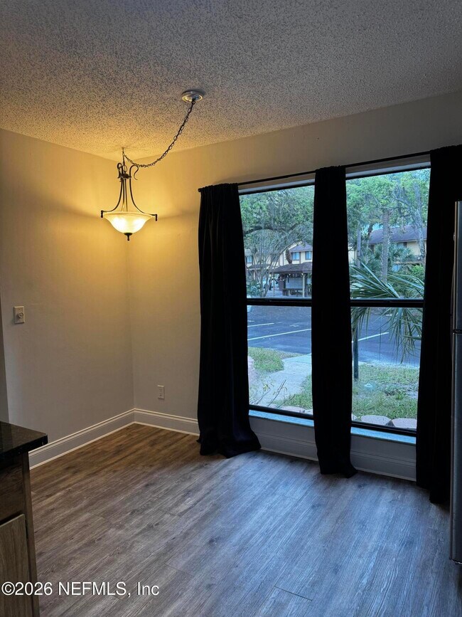 Building Photo - 12 Gln Fls Dr