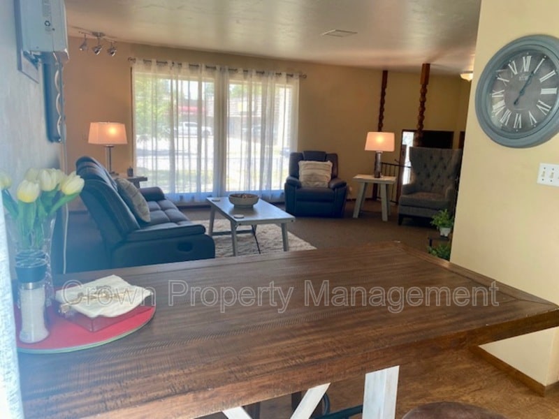 Foto principal - 295 4th Ave W N