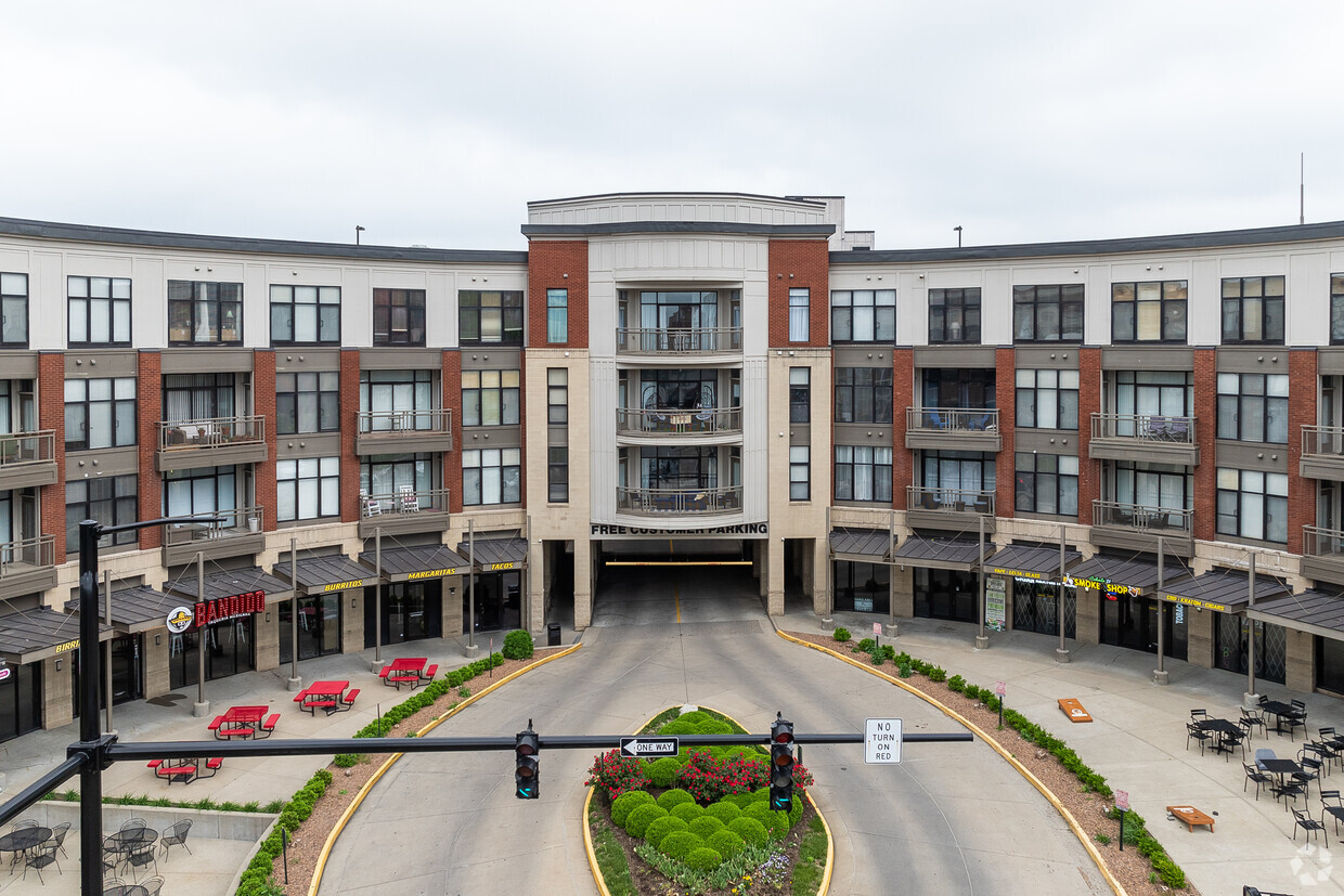Primary Photo - Centercourt Condominiums