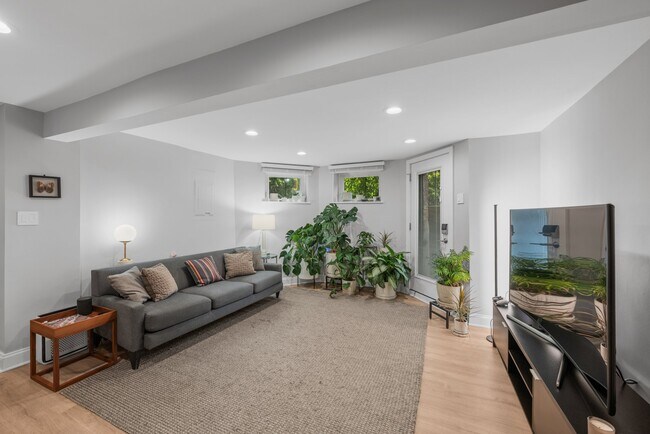Foto del edificio - 3002 11th St NW