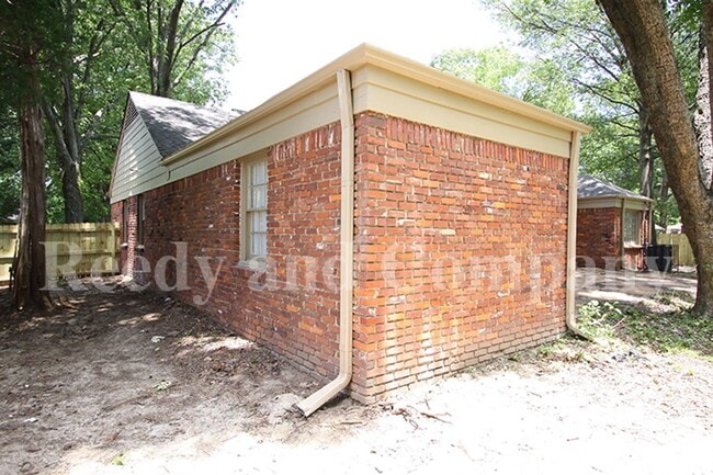 Building Photo - 5127 Kingswood Cir