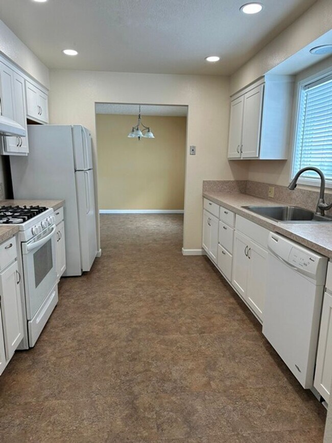 Foto del edificio - Large home with additional garage!