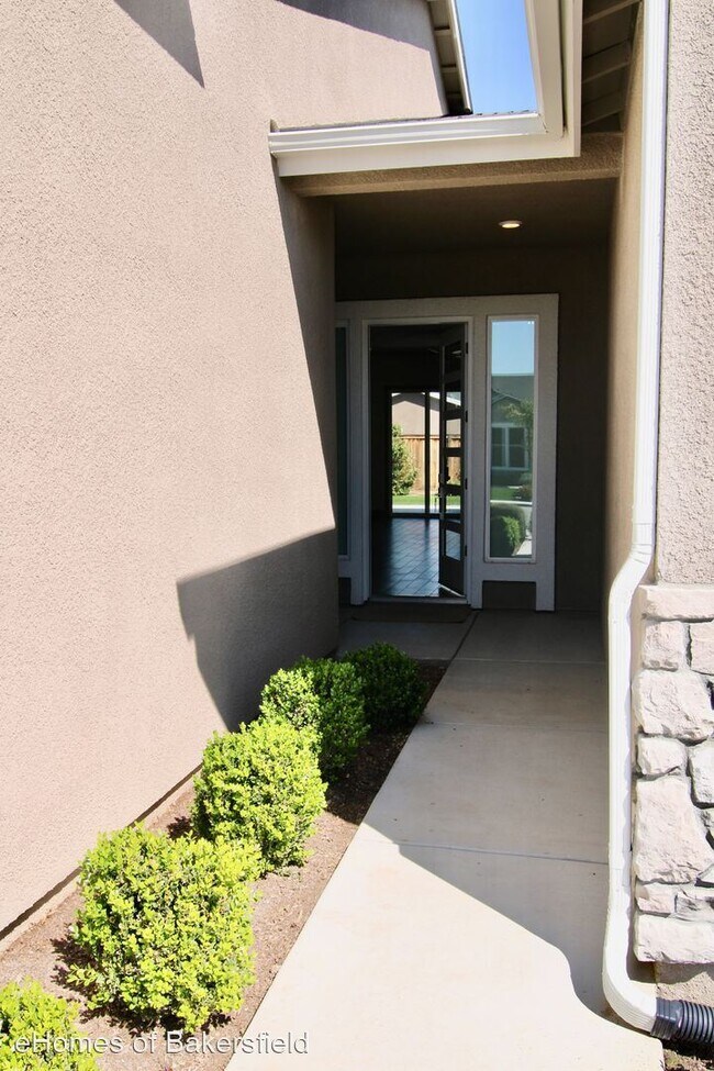 4 br, 2 bath House 9202 Manor Forrest Lane House Rental in Shafter