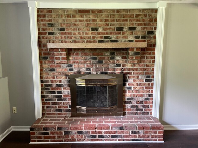 Building Photo - 337 Larch Pl