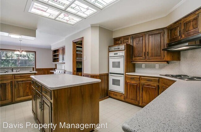 Building Photo - 4 br, 4.5 bath House - 5111 TANBARK RD