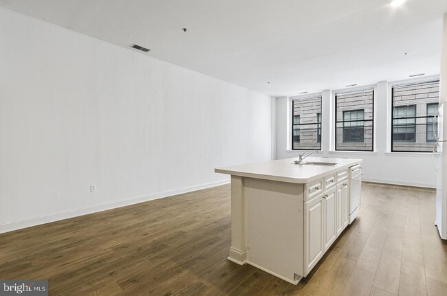 Building Photo - 1300 Chestnut St