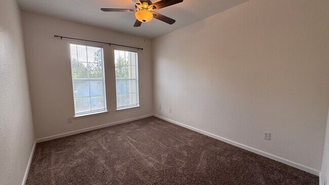 Foto del edificio - Gated Community Condo Now Available! LOW C...