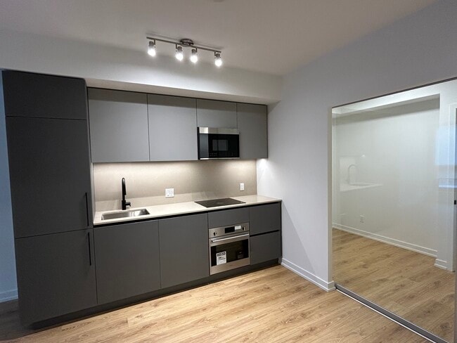 Building Photo - 35 Parliament St