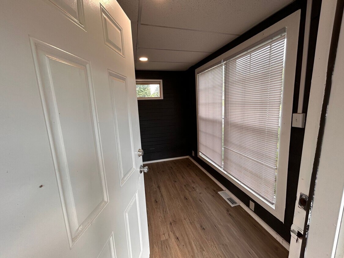 Easy and Breezy on Lakeview - Easy and Breezy on Lakeview