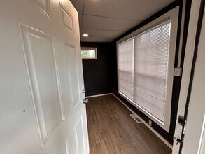 Building Photo - 1209 Lakeview Ave