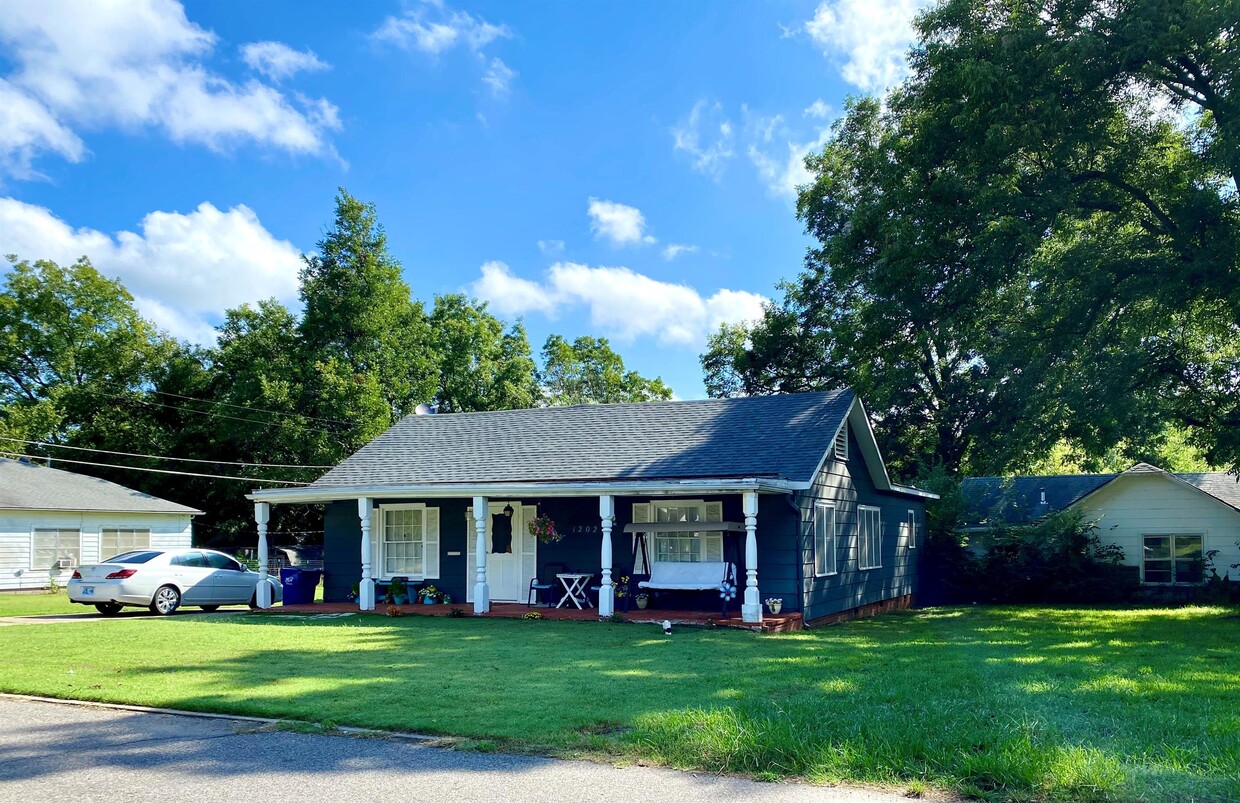 Primary Photo - 1202 Coolidge St