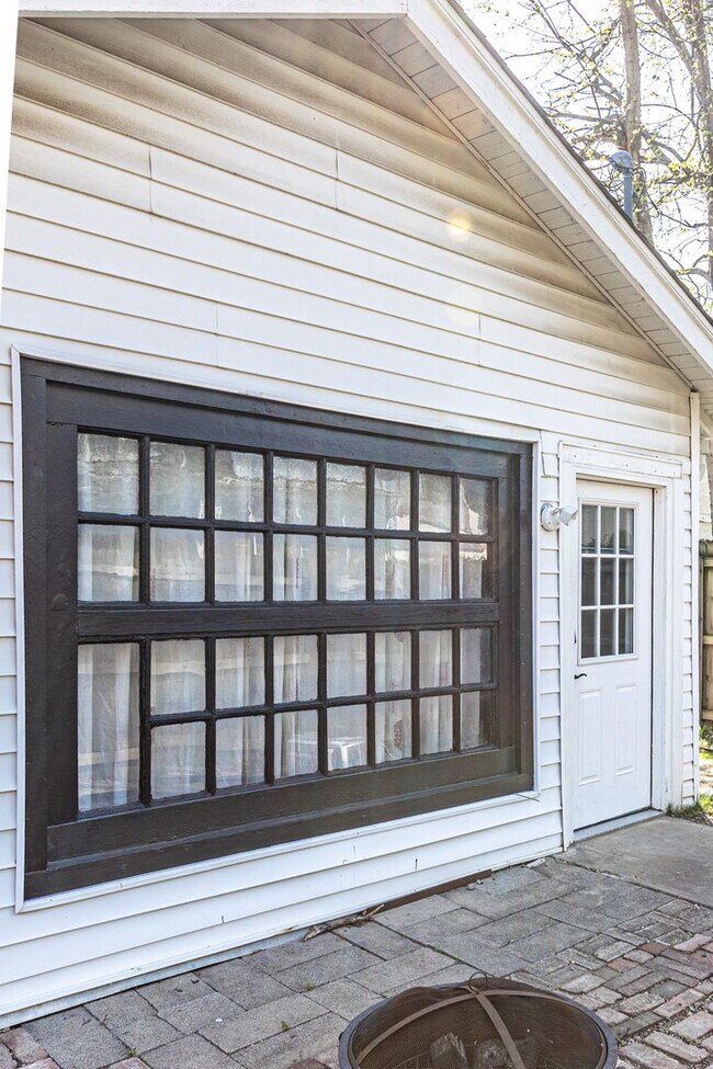 Building Photo - Fully Furnished Apartment in Historic Tracy Park
