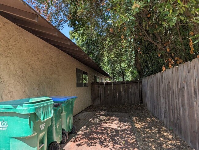 Foto del edificio - Quiet Tree Lined Street in N. Chico
