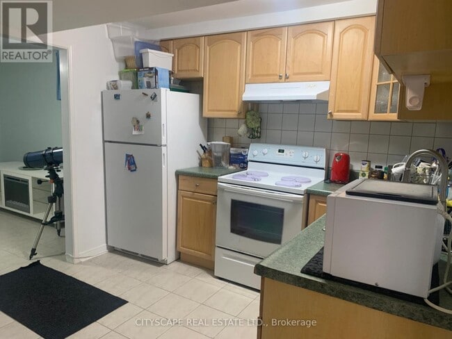 Building Photo - 120 Hullmar Dr