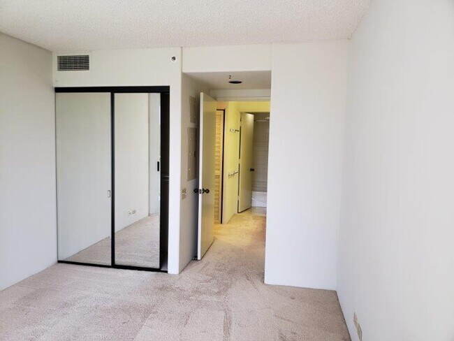 Foto del edificio - Honolulu Park Place - 1 Bedroom, 1 bath Condo with 2 parking stalls