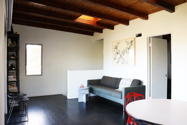 Vista de la sala de estar y Escalera de entrada - 540 Dove Dr