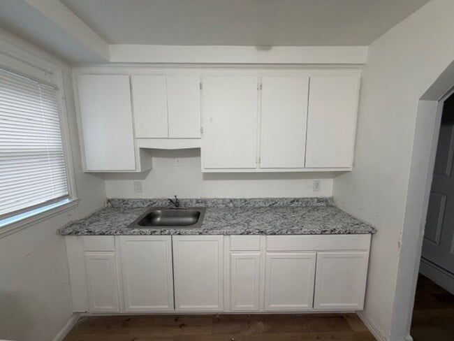 Foto del edificio - For Lease: Totally Updated 3 Bedroom 1 Bath Welcome Section 8 Call 313-429-3244 KPM Detroit