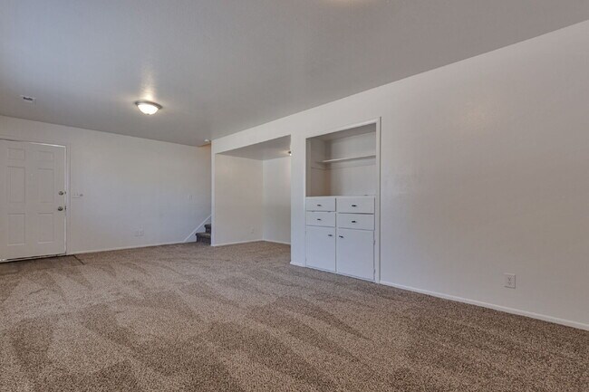 Foto del edificio - NEW CARPET | Charming 3 B 1.5 BA Duplex Unit in the Heart of Midvale