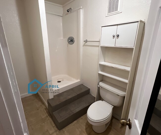 Ducha a ras de suelo - 2055 W Summit Ave