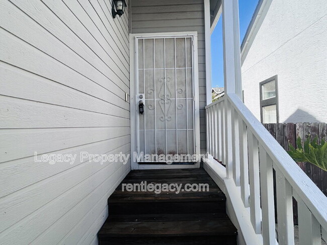 Building Photo - 232 Redstone Cir