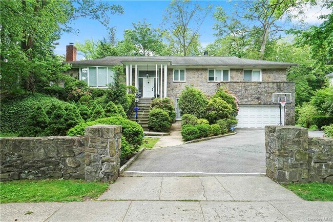 Building Photo - 1341 Pelhamdale Ave