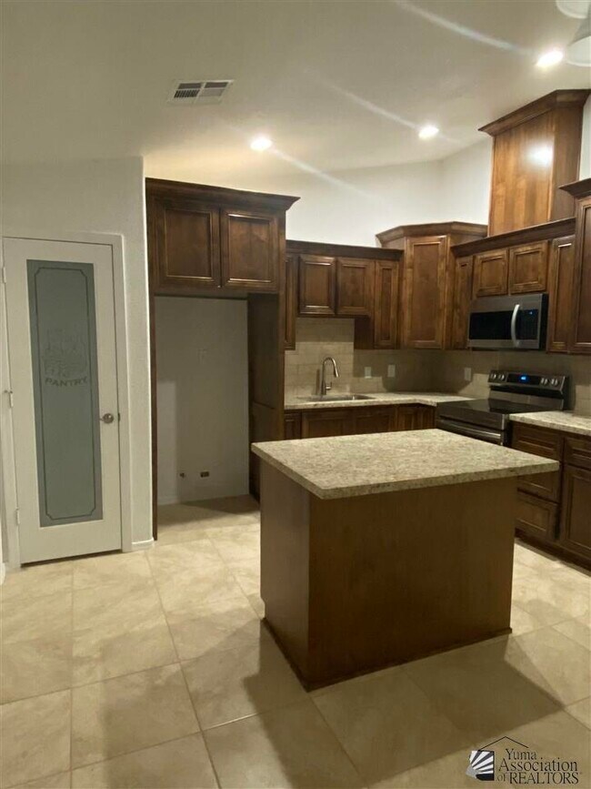 Foto del edificio - 8720 E 41st St