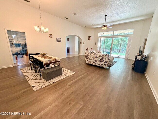 Building Photo - 2411 Golfview Dr