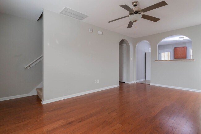 Foto del edificio - COMING IN SEPTEMBER Beautiful townhome in ...