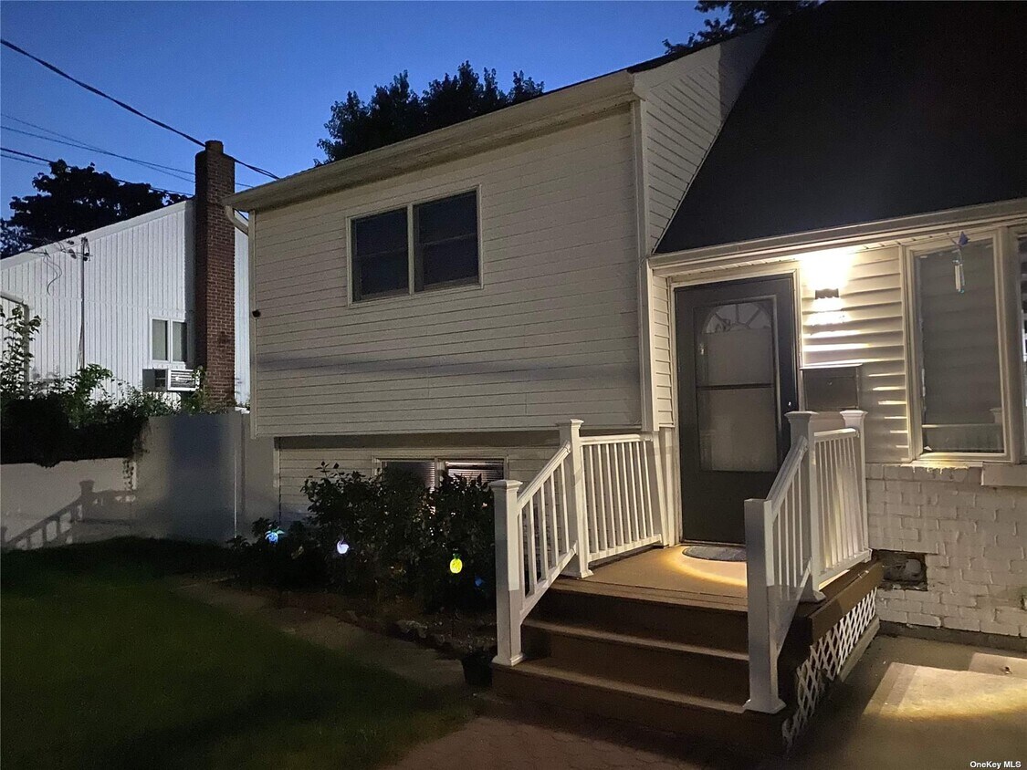 204 Bayside Ave, Oceanside, NY 11572 Townhome Rentals in Oceanside NY