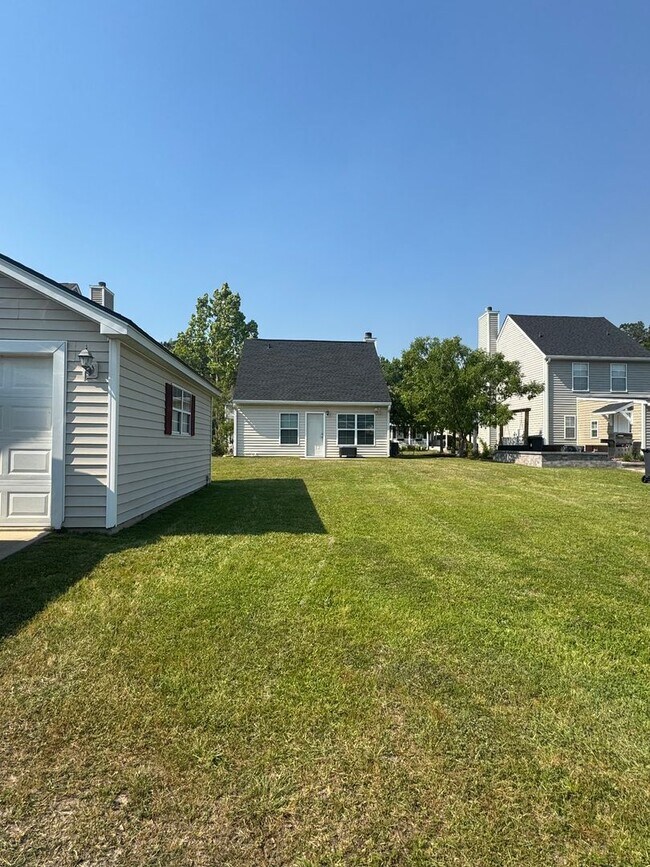 Foto del edificio - Three Bedroom Two Bathroom Coming Available In June!!