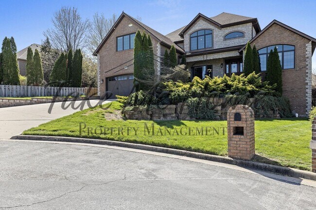 Building Photo - 5 Bedroom Dream Home!
