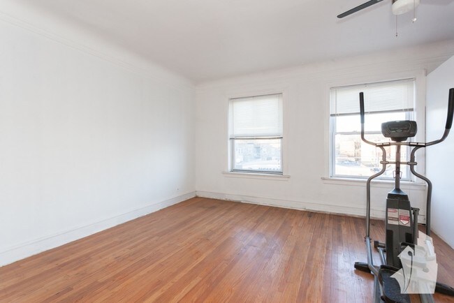 Foto del edificio - 2245 W Devon Ave