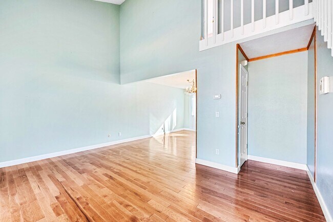 Building Photo - 544 S Kittredge Way
