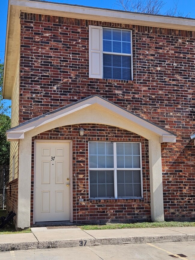 Building Photo - 804 N Taylor Rd