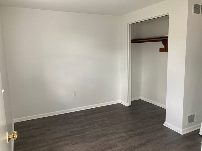 Building Photo - 502 Suismon St