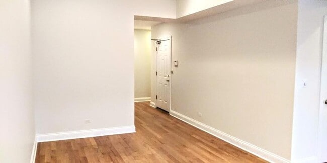 Building Photo - 4 bedroom in Chicago IL 60657