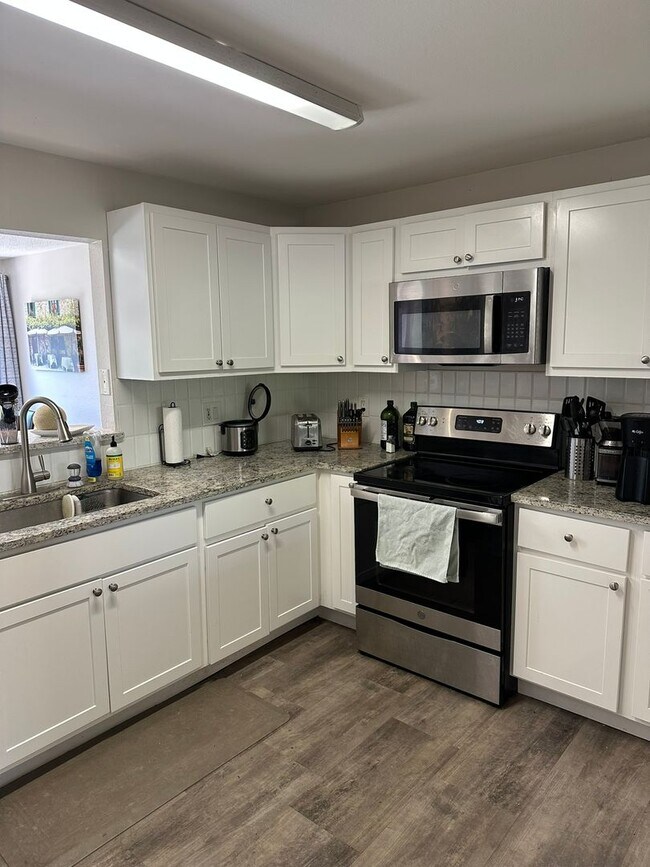 Building Photo - Newly Updated 4-Bedroom House just East of...