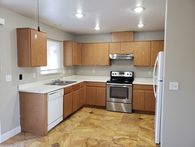 Foto del edificio - Three Bedroom Stead Home with Storage S...