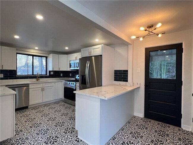 Foto del edificio - 658 Fort Couch Rd