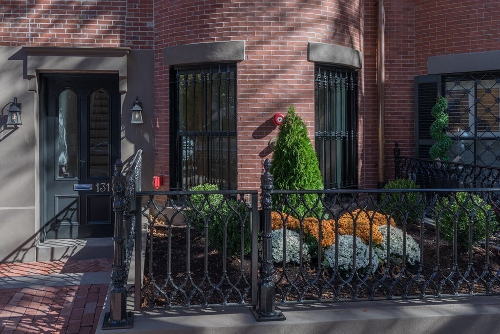 Primary Photo - 131 West Newton St