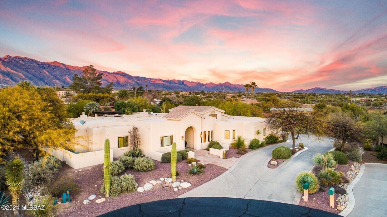 Primary Photo - Spacious Custom 5 Bedroom 4 Bath Home in t...
