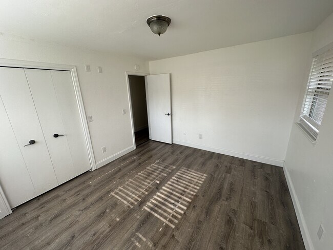 Foto del edificio - 5208 Mackleman Dr