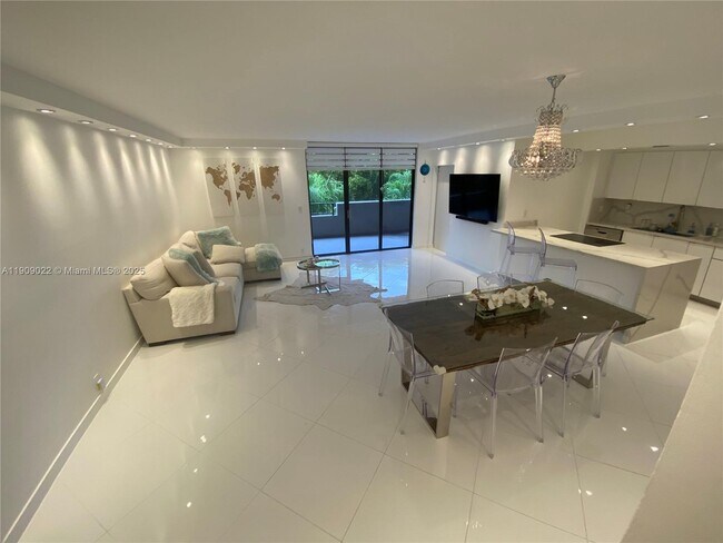 Foto del edificio - 121 Crandon Blvd