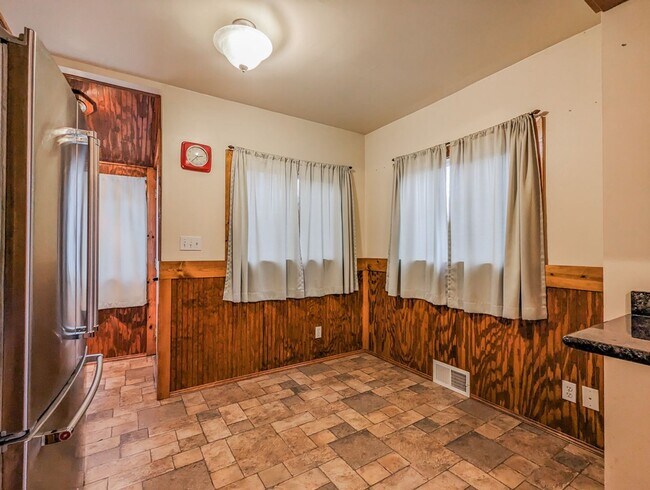 Foto del edificio - Charming 3 bed, 1 bath home on corner lot!
