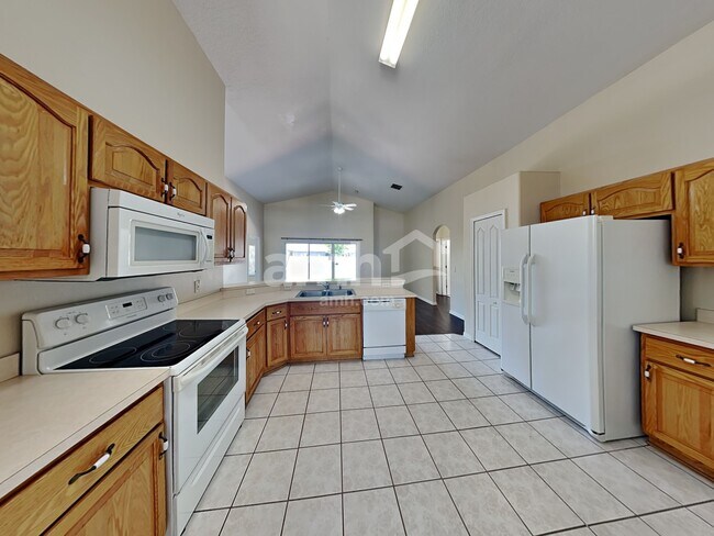 Building Photo - 1824 Ashton Dr E