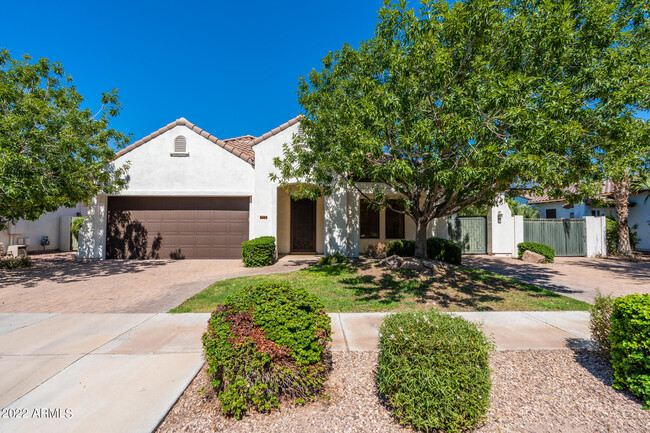 Building Photo - 734 W Juniper Ln
