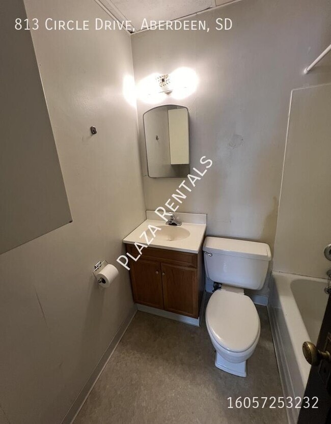 Building Photo - 19 7th Ave SE