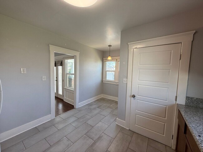 Foto del edificio - Charming 2 Bed / 1 Bath Corner Lot Home with Wraparound Porch