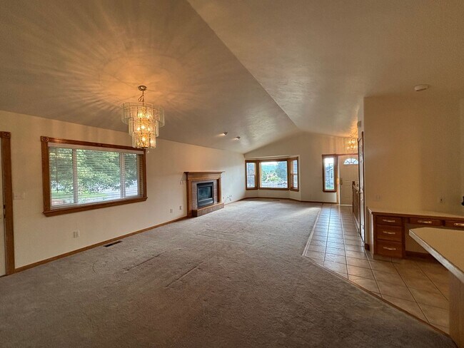 Foto del edificio - Beautiful 2 Bedroom 2 Bathroom Storage Galore!